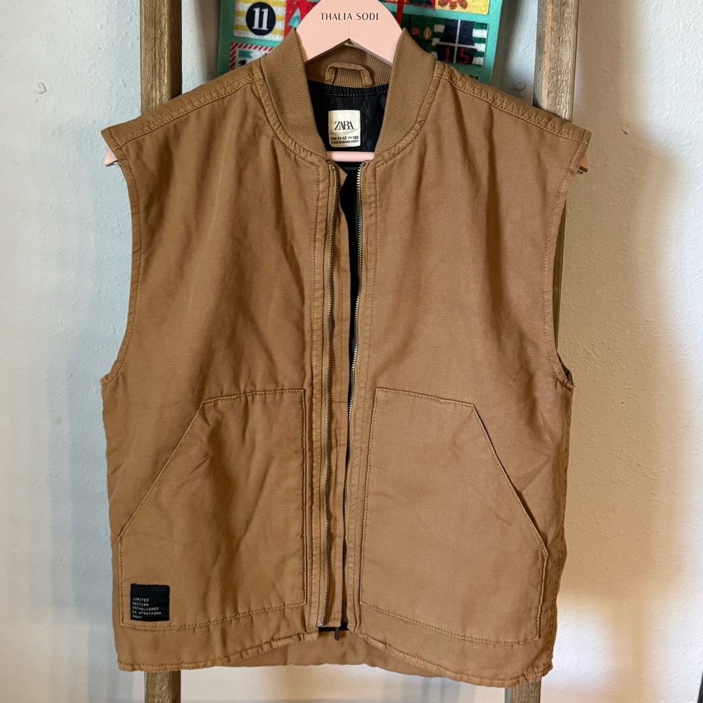 Zara kids sleeveless zip up vest size 11-12
New without tags 
Limited edition